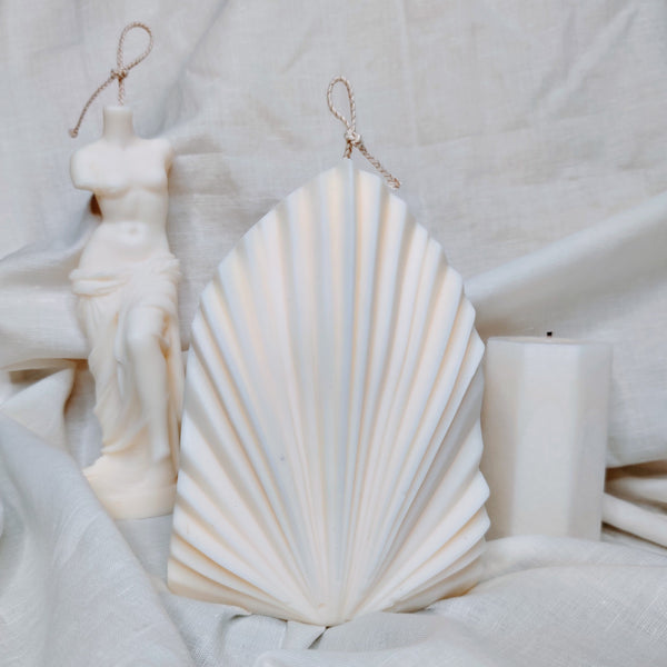 Palm-shaped soy candle